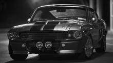 Блестящий Ford Mustang Eleanor во тьме ночной